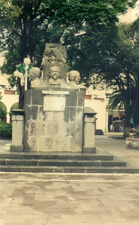 Monumento a Juan Crisóstomo, Juan N. Méndez y Juan Eco L.