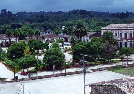 Vista del Zócalo y Palacio Municipal de Hueyapan, Pue.